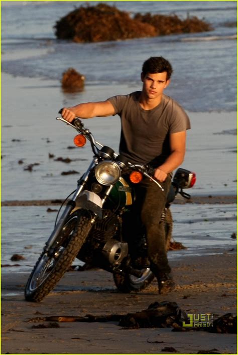 Taylor Lautner Rolling Stone Sexy Photo 2275762 Shirtless Taylor