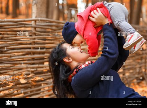 Fille et maman main Banque de photographies et dimages à haute