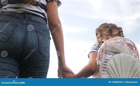 Fam Lia Feliz M E E Filha Est O Caminhando No Parque Conceito De Sonho