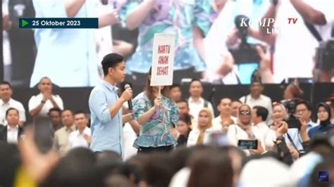 Momen Selvi Ananda Naik Panggung Di GBK Bantu Gibran Jelaskan Program