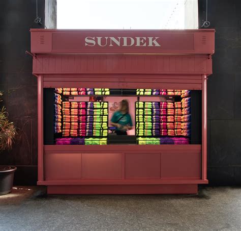 Sundek Trasforma La Celebre Edicola Di Piazza San Babila A Milano In