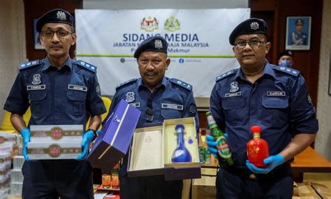 Rm500000 Worth Of Smuggled Liquor Cigarettes Seized In Johor New