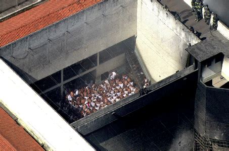 Vemver Cidade Presos colocam fogo em colchões durante rebelião no