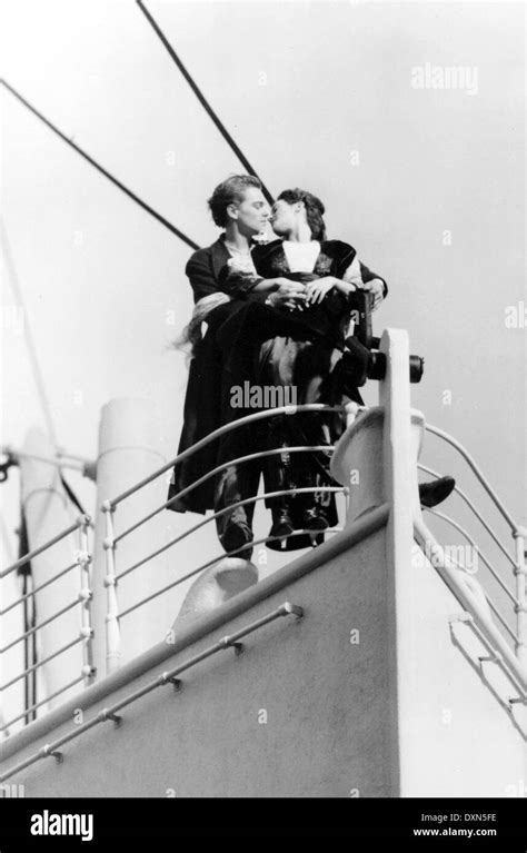 Kate winslet leonardo titanic Black and White Stock Photos & Images - Alamy