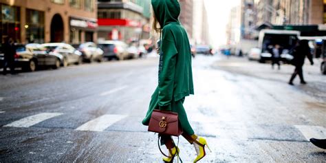 Comment porter le sweat à capuche à la Fashion week de New York