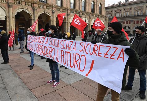 Scuola Sciopero Studenti A Bologna In Piazza Per Riprenderci Il Futuro