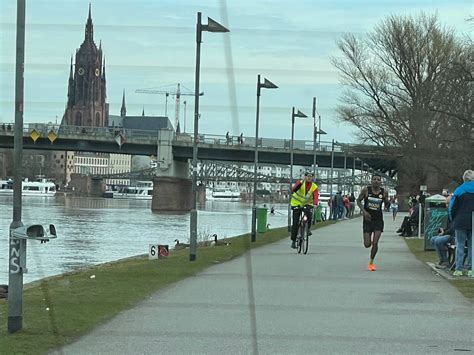 L Uferinnen Und L Ufer Beim Frankfurter Mainova Halbmarathon