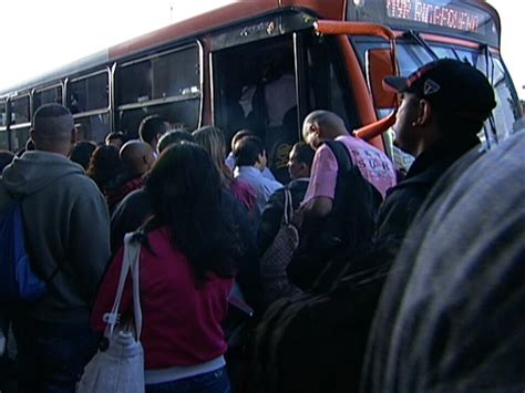 Vídeo Greve de motoristas e cobradores prejudica passageiros de nove