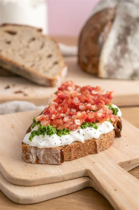 Burrata Pesto Mit Bruschetta Auf Brot