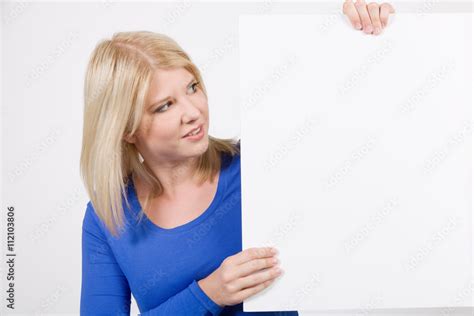 Junge Blonde Frau Mit Leerer Werbetafel Zum Beschriften Stock Photo Adobe Stock