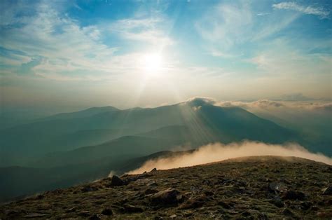 Atardecer en las montañas hermosos paisajes ucranianos Foto Premium