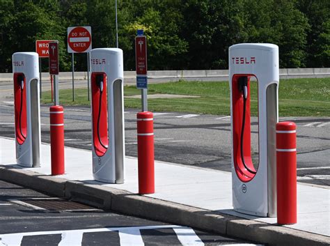 Teslas New V4 Superchargers In The Us Get Ccs Adapter Credit Card Reader