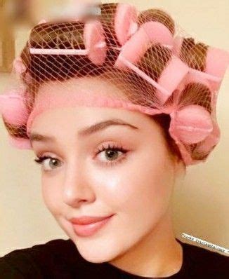 Voilette Sur Des Bigoudis Mousse In 2022 Hair Rollers Hair Curlers