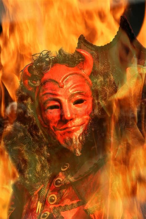 Le Visage Du Diable Par Les Flammes Photo Stock Image Du Religion