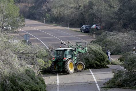 Colère des agriculteurs une autoroute reliant l Espagne à la France