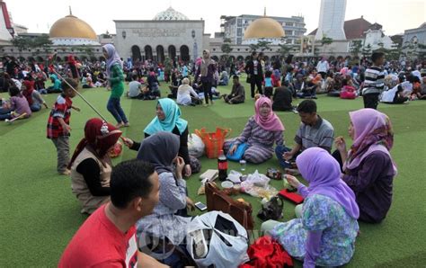 Wisata Taman Alun Alun Bandung Ramai Pengunjung Foto