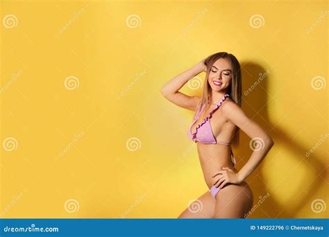 Mujer Atractiva Bonita Con El Cuerpo Delgado En Bikini Elegante En