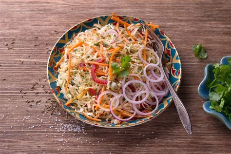 Salada De Couve Cenouras Pimenta Vermelha Cebolas Coentro E