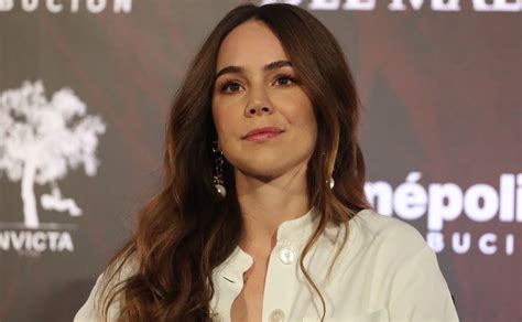 Camila Sodi mete la panza y enloquece a fans con traje de baño rojo