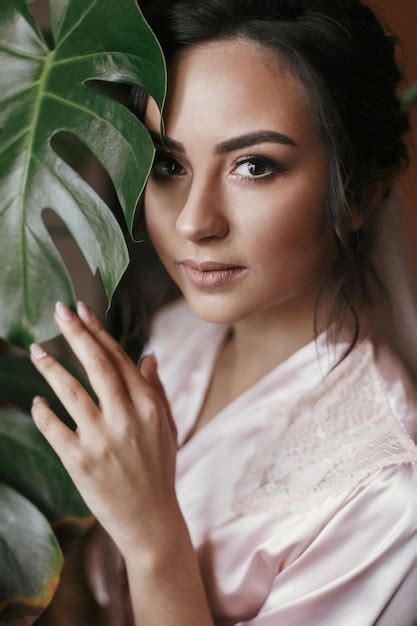 Lindo Retrato De Noiva Folha De Monstera Linda Mulher Se Preparando