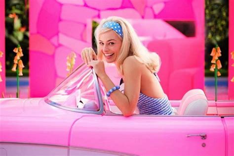 Cantiknya Margot Robbie Tampil Dengan Rambut Pirang Layaknya Barbie