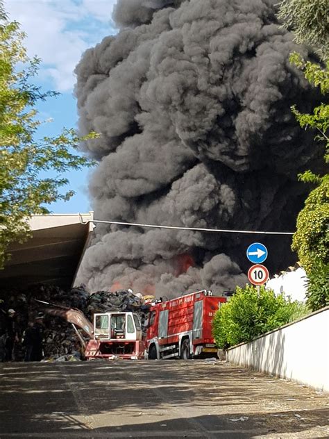 Aprilia Sotto La Cappa Della Nube Nera Proveniente Dall Incendio Della