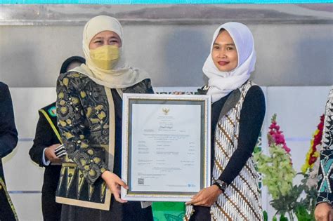 Infopublik Gubernur Khofifah Serahkan Sertifikat Halal Kepada Ukm Di