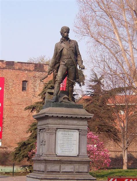 Statua Intitolata A Pietro Micca Davanti Al Mastio Della Cittadella Di