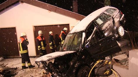 Halsbach Schwerer Unfall auf schneeglatter Straße bei Thalhausen