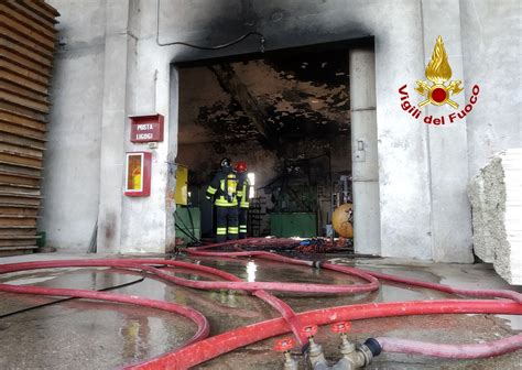 Paura A Isola Della Scala Capannone E Macchine Agricole In Fiamme