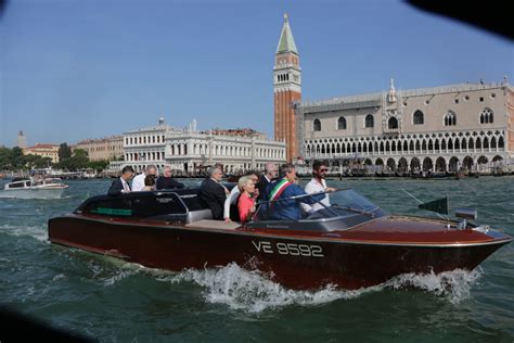 Ursula Von Der Leyen A Venezia Video E Foto Dell Arrivo In Gondola Con