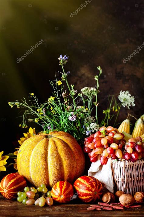 La Mesa Decorada Con Verduras Y Frutas Festival De La Cosecha Feliz