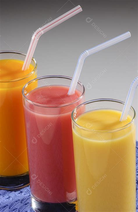 Três Copos De Suco De Fruta Com Canudos Plástico Imagem  Download