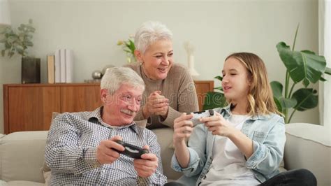 Familia Feliz En Casa Anciano Abuelo Abuela Nieta Nieta Nieta Jugando