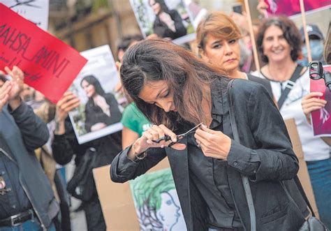 La Revolución De Irán Despierta Esperanzas En El Exilio Las Mujeres Tumbaremos A Los Ayatolás