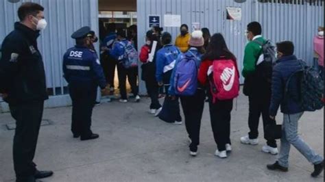 Video Revisan Mochilas A Alumnos De Secundaria De La Cdmx Tras