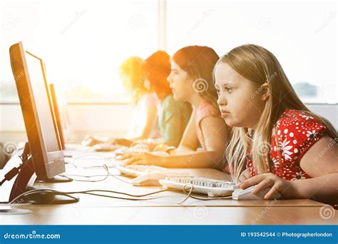 Mädchen Mit Down Syndrom Mithilfe Des Computers In Der Schule Stockfoto