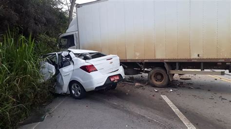 Motorista Morre Ap S Acidente Entre Um Carro E Um Caminh O Na Br