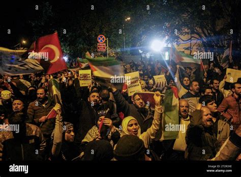 Estambul Turquía 18 de octubre de 2023 Una multitud de manifestantes