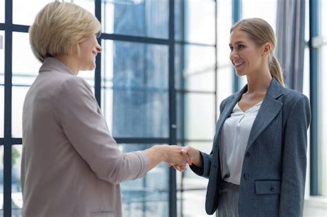 Imagen De Dos Mujeres De Negocios D Ndose La Mano Despu S De Cerrar Un