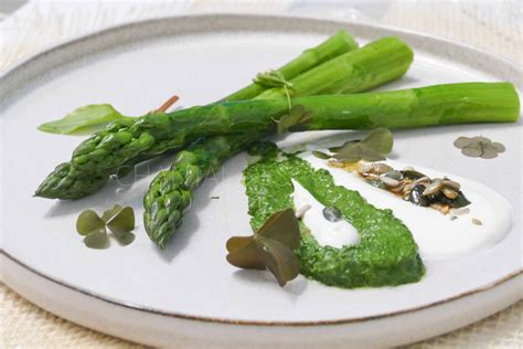 Asperges Vertes Yaourt De Brebis Oseille Recette D Olivier Nasti