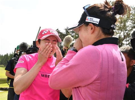 岩井明愛、涙＆笑顔の逆転初優勝 妹・千怜は昨季2勝、双子姉妹そろってvはツアー史上初の快挙 国内女子ゴルフ写真ニュース 日刊スポーツ