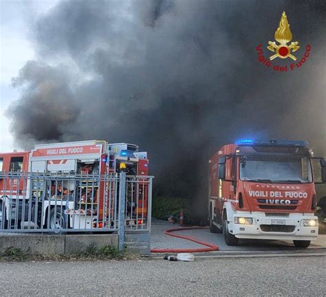 Incendio Vigevano Fiamme Sotto Controllo Si Attendono I Risultati