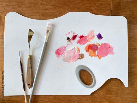 Pinceaux Et Spatule D Artiste Sur Une Palette De Couleurs Passe Temps