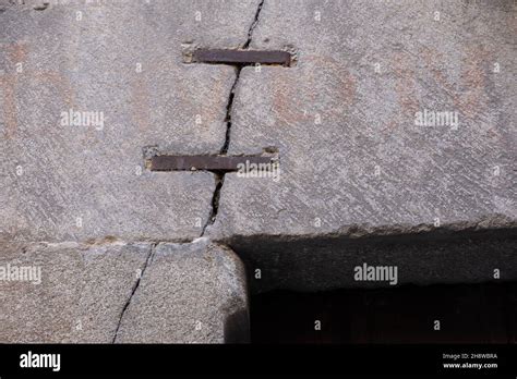 Agrafe M Tallique Pour R Parer Une Fissure Dans Un Mur En Pierre Image