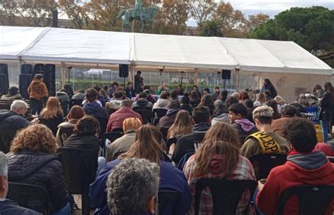 Docentes de la UNR instalaron una carpa en la Plaza San Martín durante