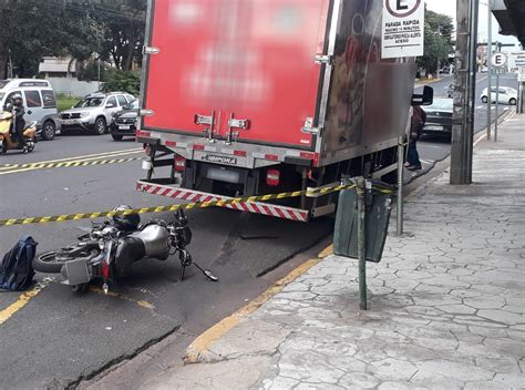 Motociclista Morre Ap S Bater Em Caminh O Na Avenida Brasil