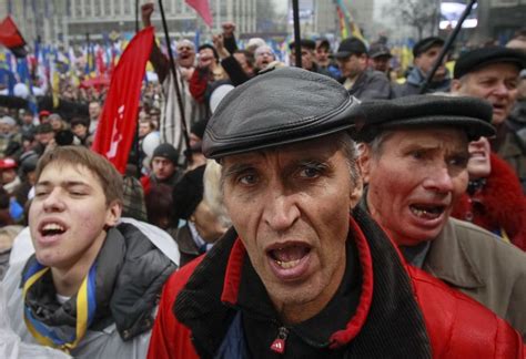 Traangas En Geweld Bij Oekra Ens Pro Europa Protest De Volkskrant