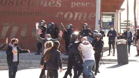 Video Huelga Metal En C Diz La Carga Contra Un Manifestante Que Se Ha