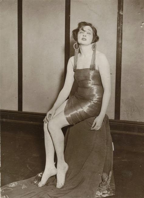 Icon Of The Roaring Twenties Cool Pics That Defined Flapper Styles